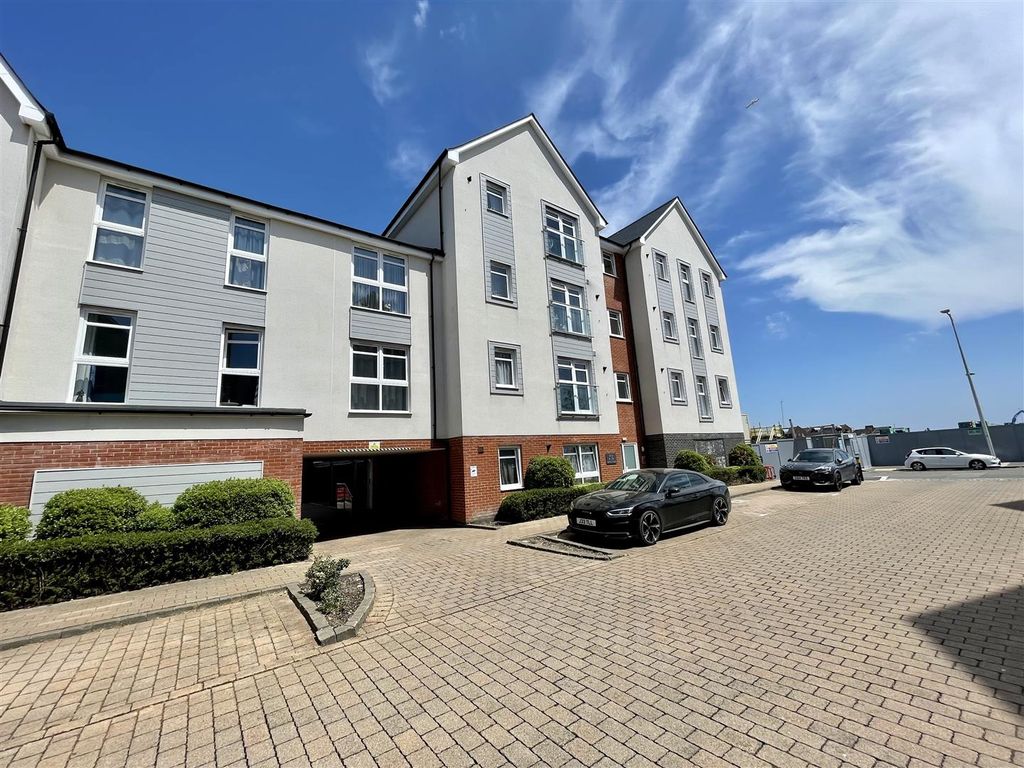 1 bed flat for sale in Jefferson Avenue, Poole BH15, £185,000