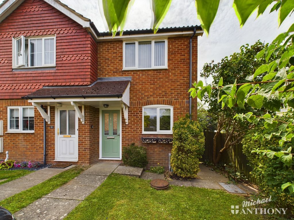 2 bed end terrace house for sale in Turnpike End, Aylesbury, Buckinghamshire HP21, £290,000