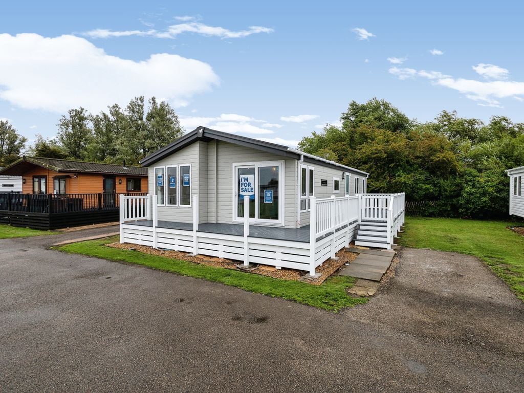 2 bed mobile/park home for sale in Lakeside Holiday Park, Vinnetrow Road, Chichester PO20, £199,000