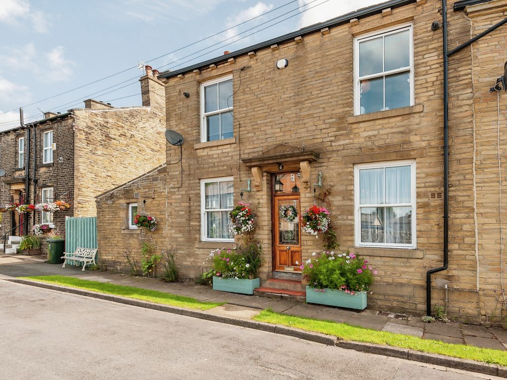 3 bed end terrace house for sale in Acre Lane, Bradford BD2, £180,000