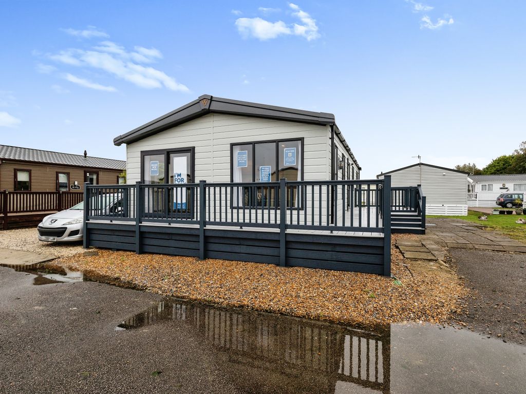 3 bed mobile/park home for sale in Lakeside Holiday Park, Vinnetrow Road, Chichester PO20, £175,000