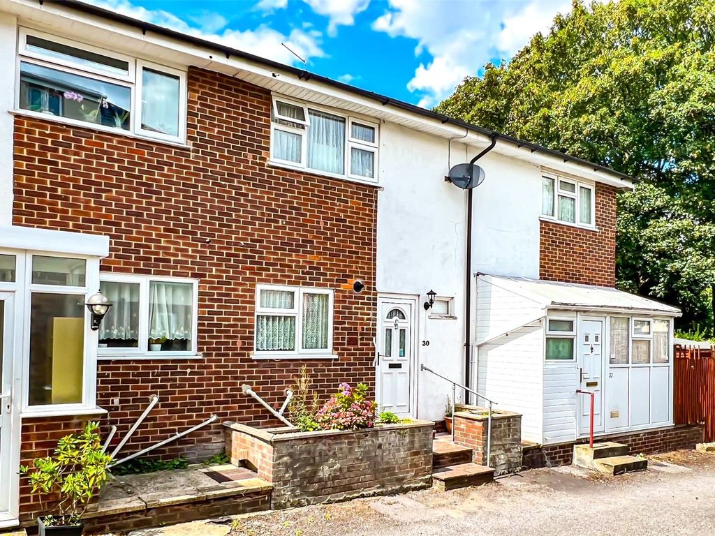 2 bed terraced house for sale in Oak Road, Southampton SO19, £220,000
