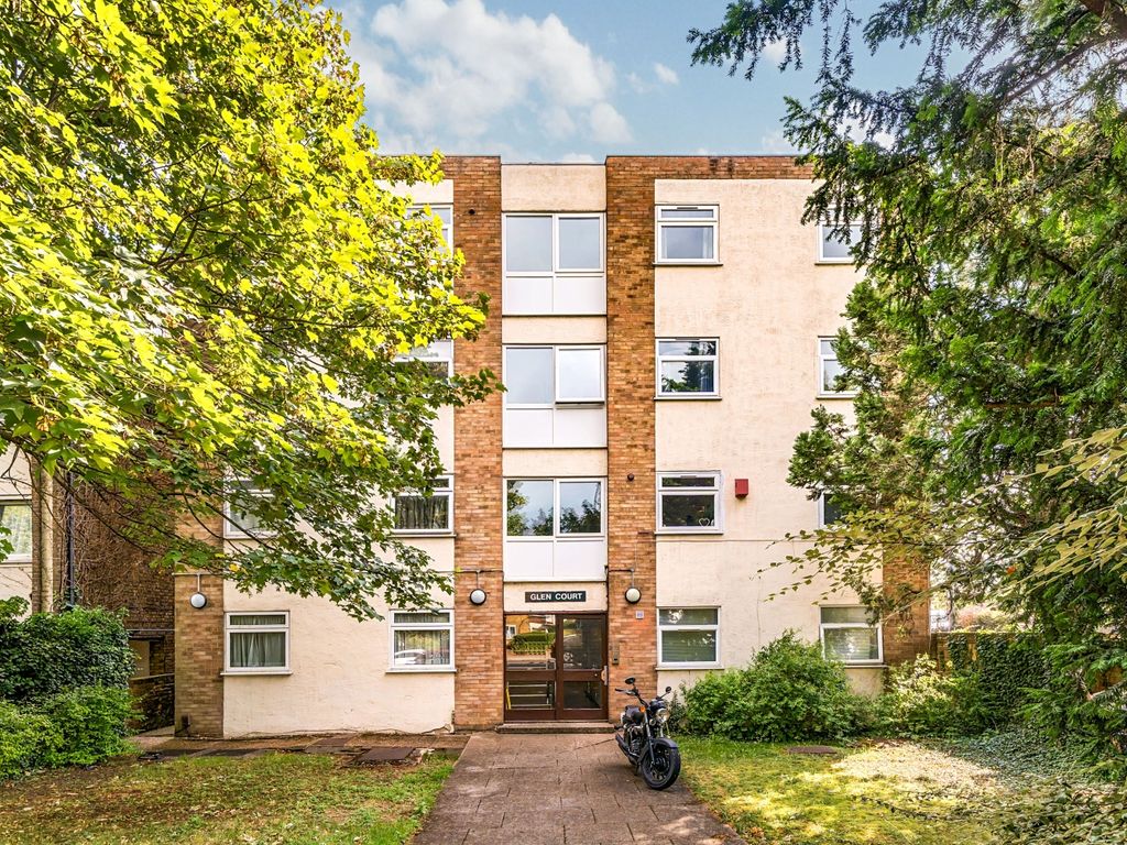 2 bed flat for sale in Burnt Ash Hill, London SE12, £280,000