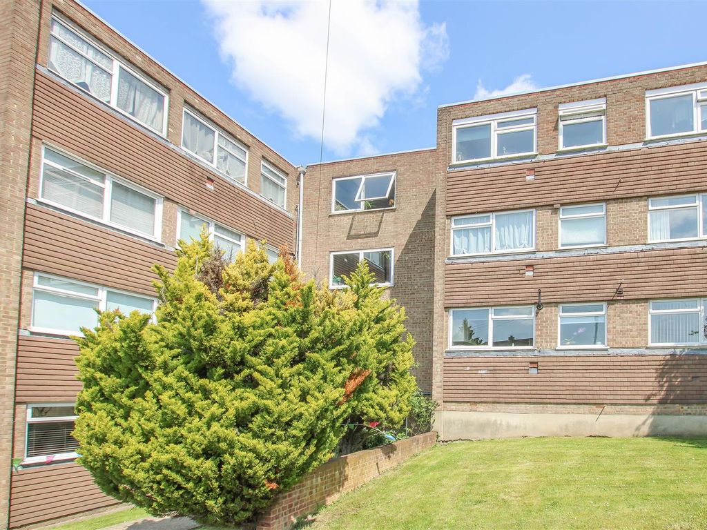 2 bed flat for sale in Tern Way, Brentwood CM14, £160,000