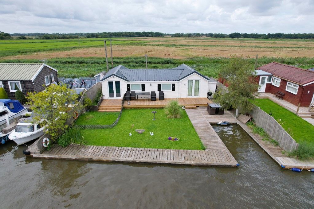 3 bed detached bungalow for sale in North West Riverbank, Potter Heigham NR29, £265,000