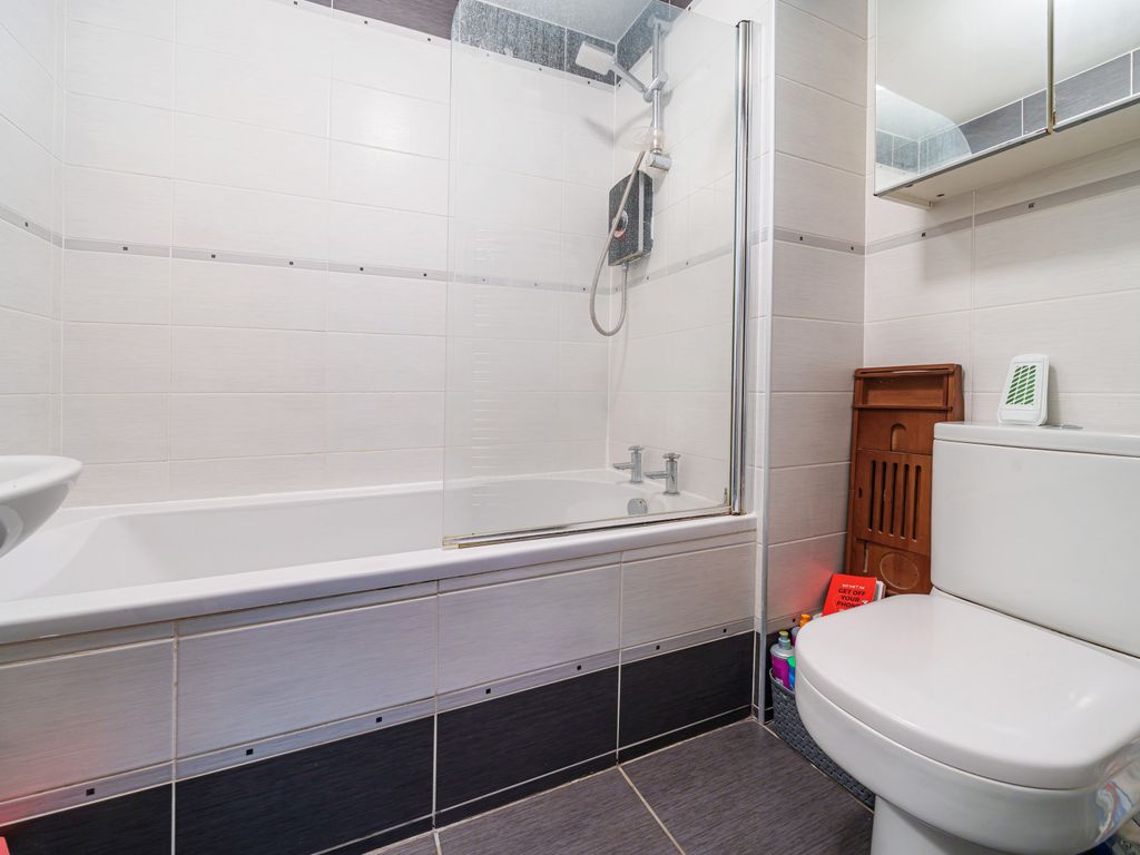 2 bed flat for sale in High Street, Weston, Bath, Somerset BA1, £225,000