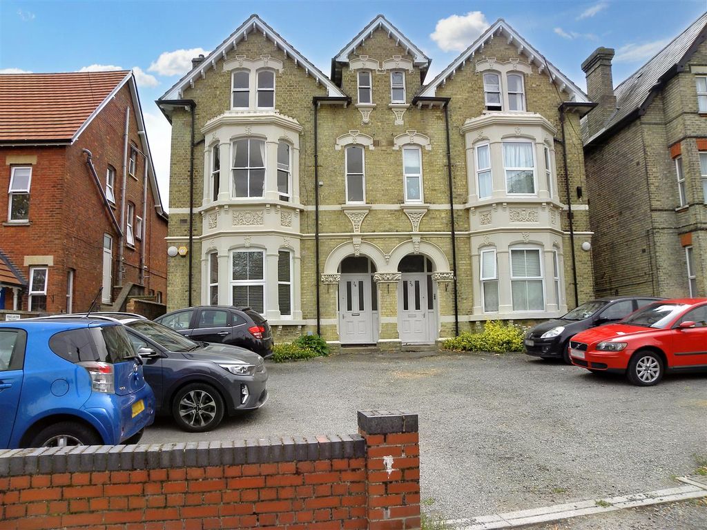 2 bed flat for sale in Clapham Road, Bedford MK41, £170,000