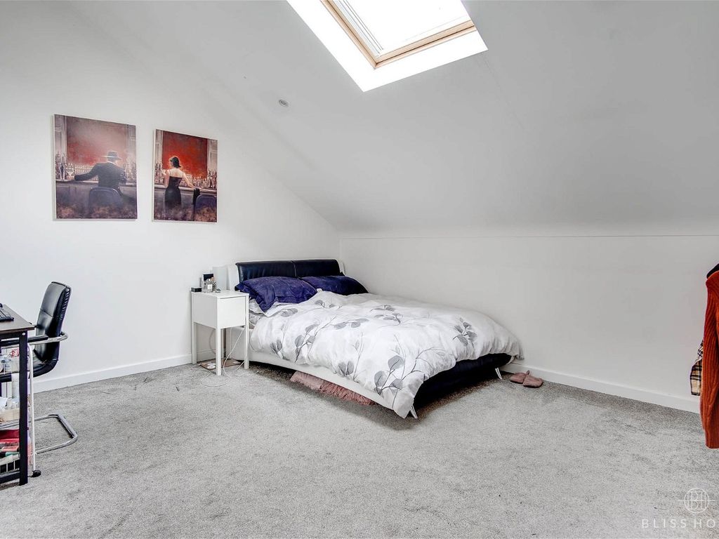 3 bed maisonette for sale in Holdenhurst Road, Bournemouth BH8, £240,000