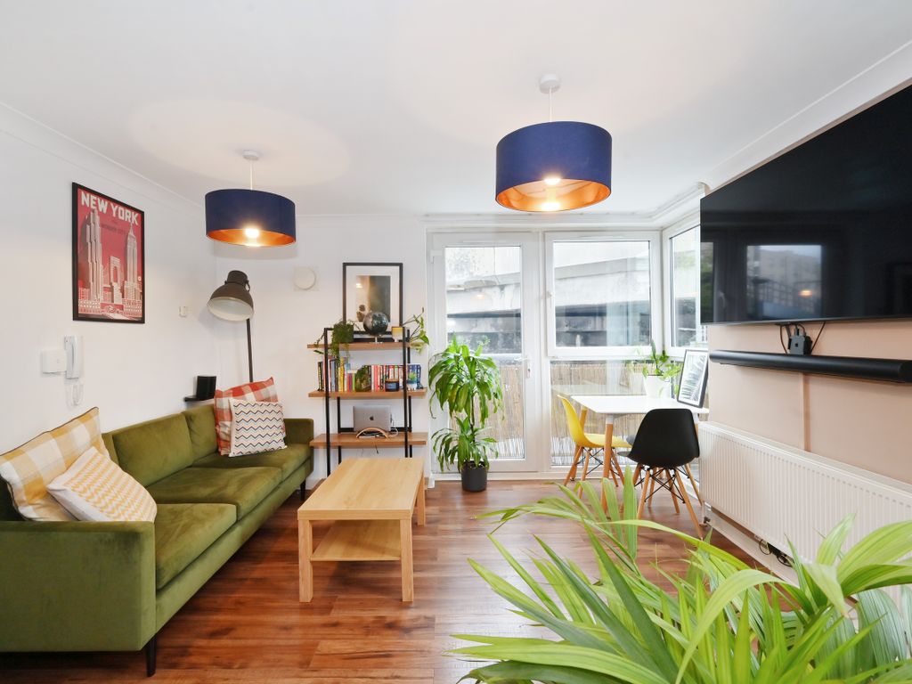 1 bed flat for sale in Elizabeth Blount Court, Limehouse E14, £325,000