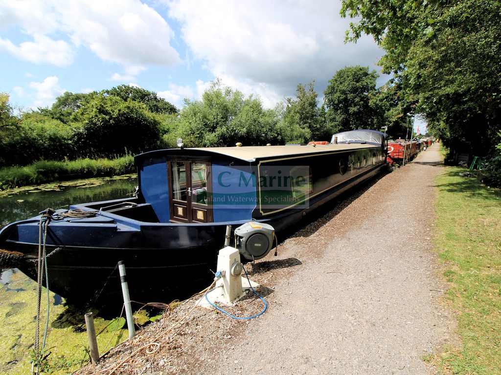2 bed houseboat for sale in The Boatyard, Mansion Lane, Iver SL0, £130,000