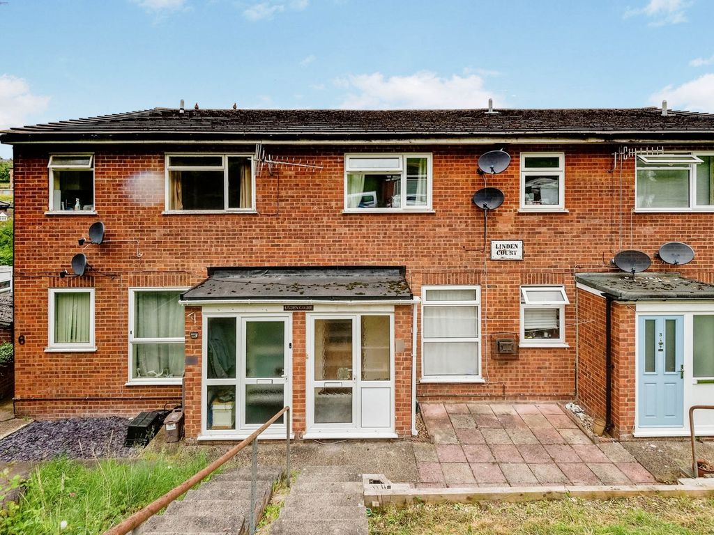 2 bed flat for sale in Carrington Road, High Wycombe HP12, £215,000