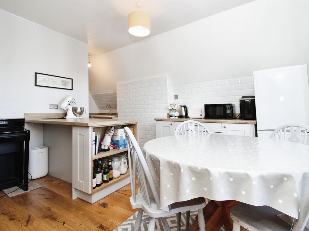 1 bed flat for sale in Connaught Road, Roath, Cardiff CF24, £140,000