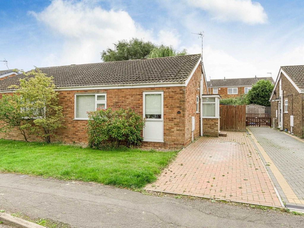2 bed bungalow for sale in Eastfield Drive, Hanslope MK19, £265,000