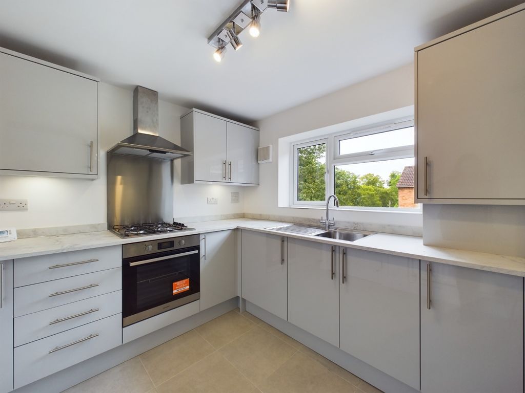 2 bed flat for sale in High Street, Abbots Langley WD5, £147,500