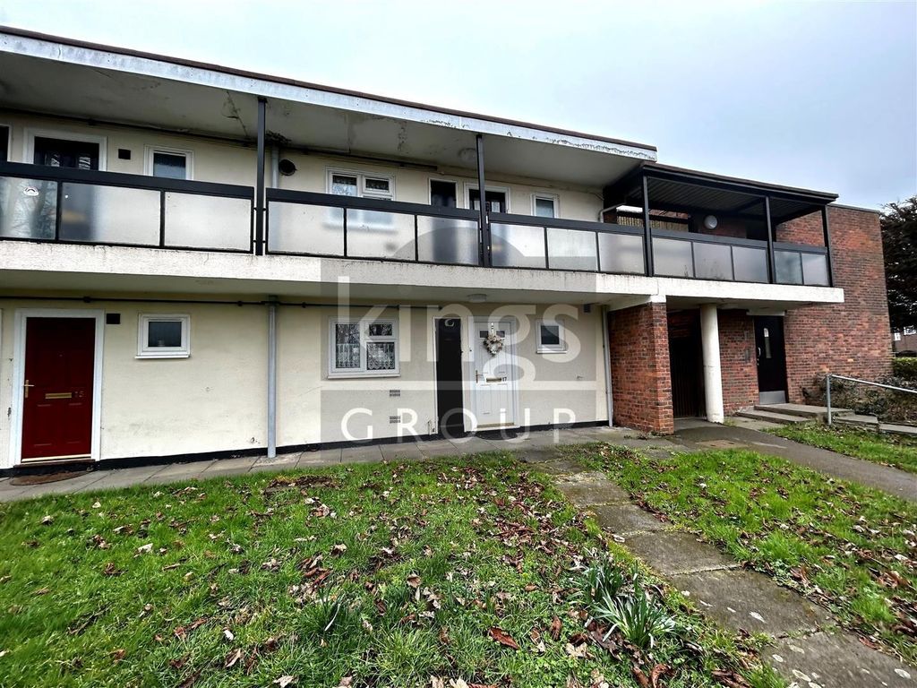 1 bed flat for sale in Badburgham Court, Waltham Abbey EN9, £210,000