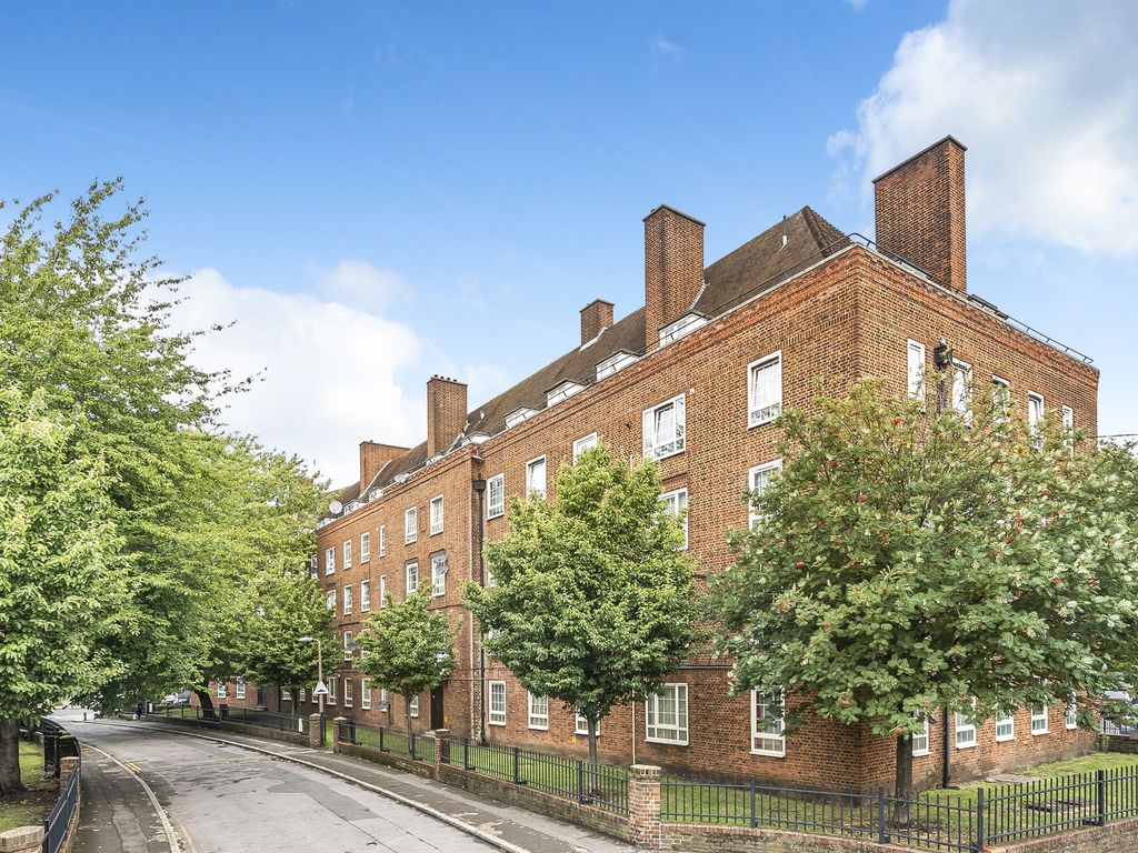1 bed flat for sale in Stockwell Gardens, London SW9, £300,000