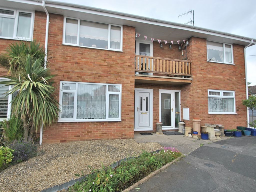 2 bed flat for sale in Two Hedges Road, Bishops Cleeve, Cheltenham GL52, £189,950