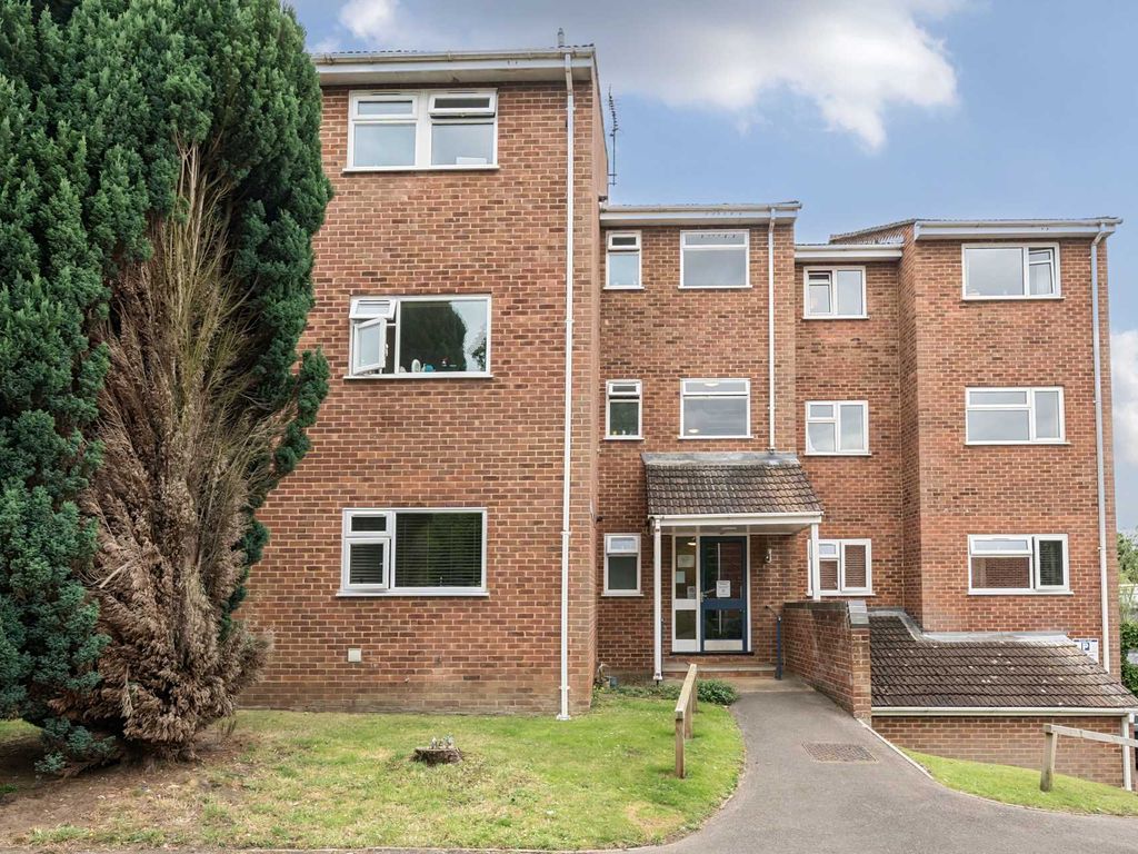 2 bed flat for sale in Elizabeth Court, Wokingham RG41, £260,000