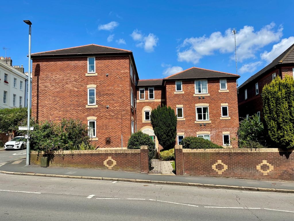 2 bed flat for sale in Holloway Street, Exeter EX2, £200,000