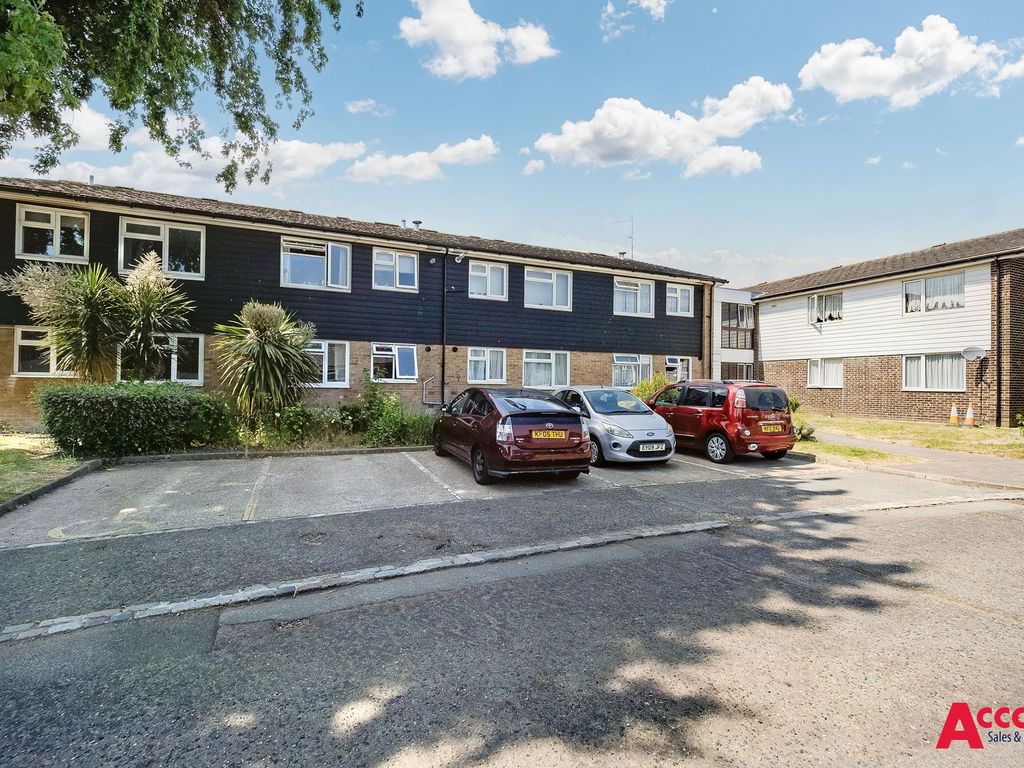 1 bed flat for sale in Blandford Close, Romford RM7, £210,000