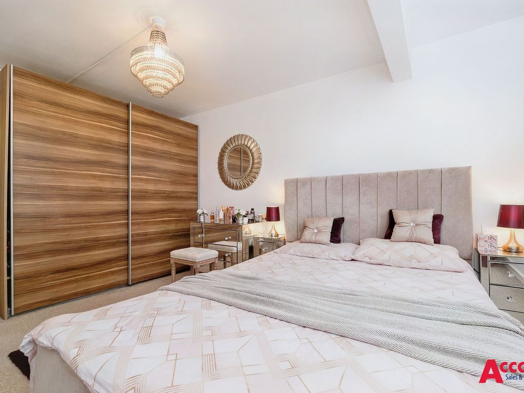 2 bed flat for sale in Winston Close, Romford RM7, £250,000