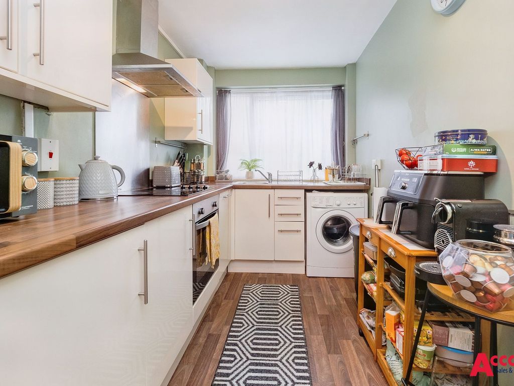 2 bed flat for sale in Winston Close, Romford RM7, £250,000