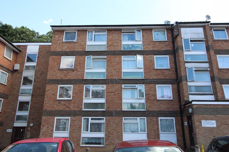 2 bed flat for sale in Brook Street, Luton LU3, £150,000