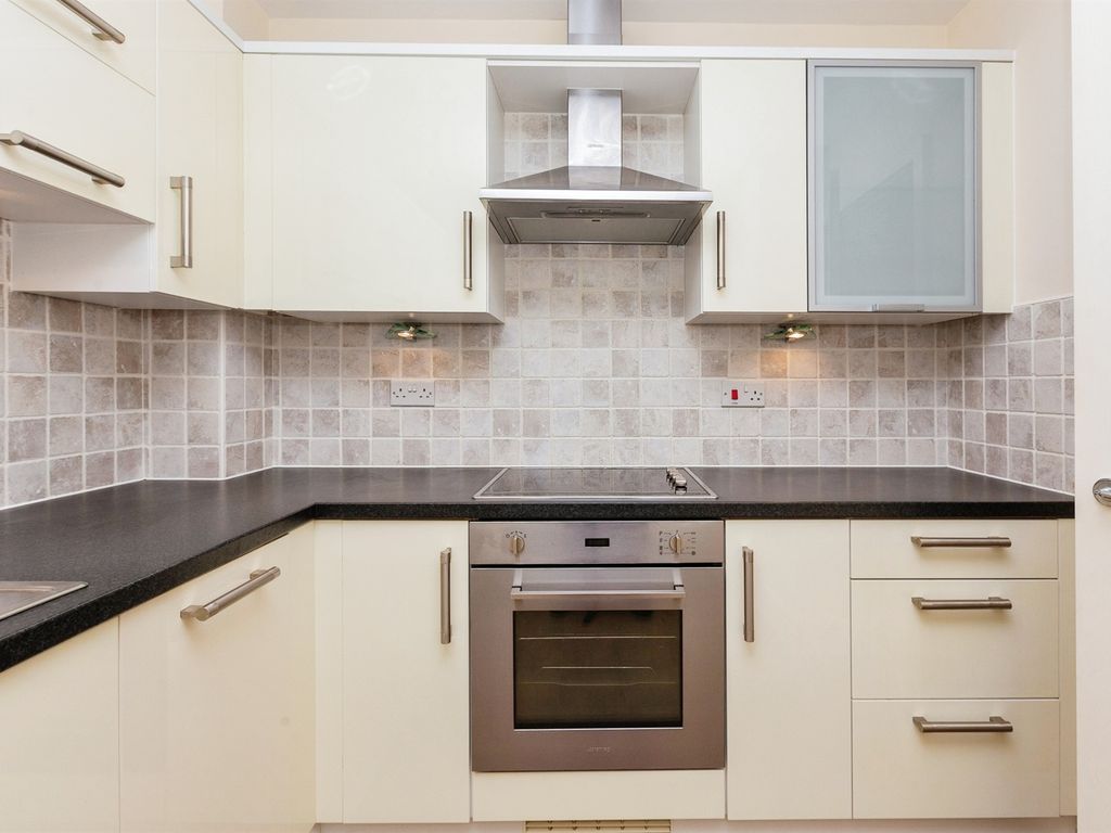 1 bed flat for sale in Coxhill Way, Aylesbury HP21, £165,000