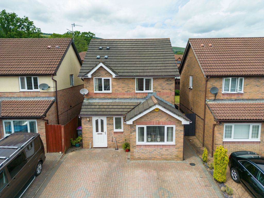4 bed detached house for sale in Brynonnen Court, Cwmbran NP44, £340,000