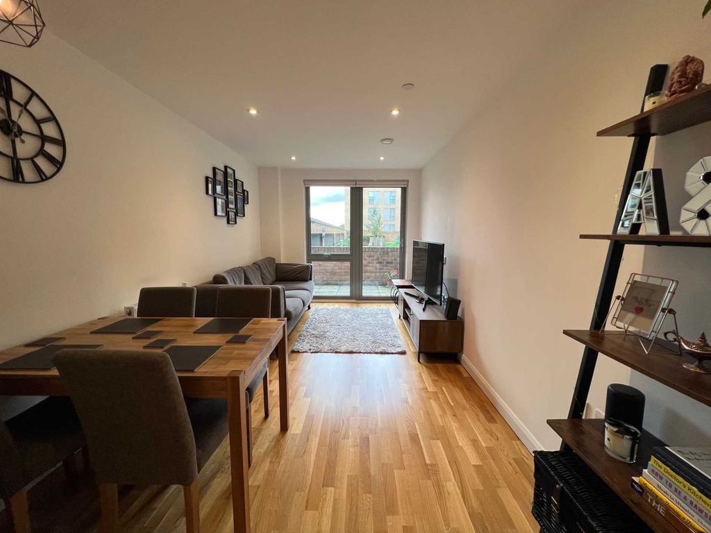 2 bed flat for sale in Brook Rd, Borehamwood WD6, £335,000