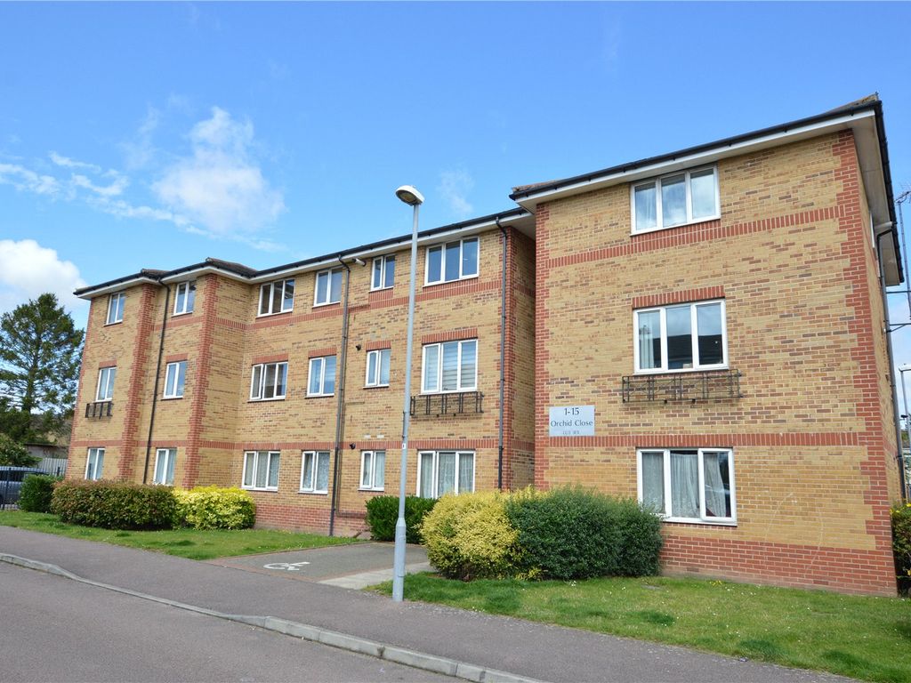 2 bed flat for sale in Orchid Close, Luton, Bedfordshire LU3, £160,000
