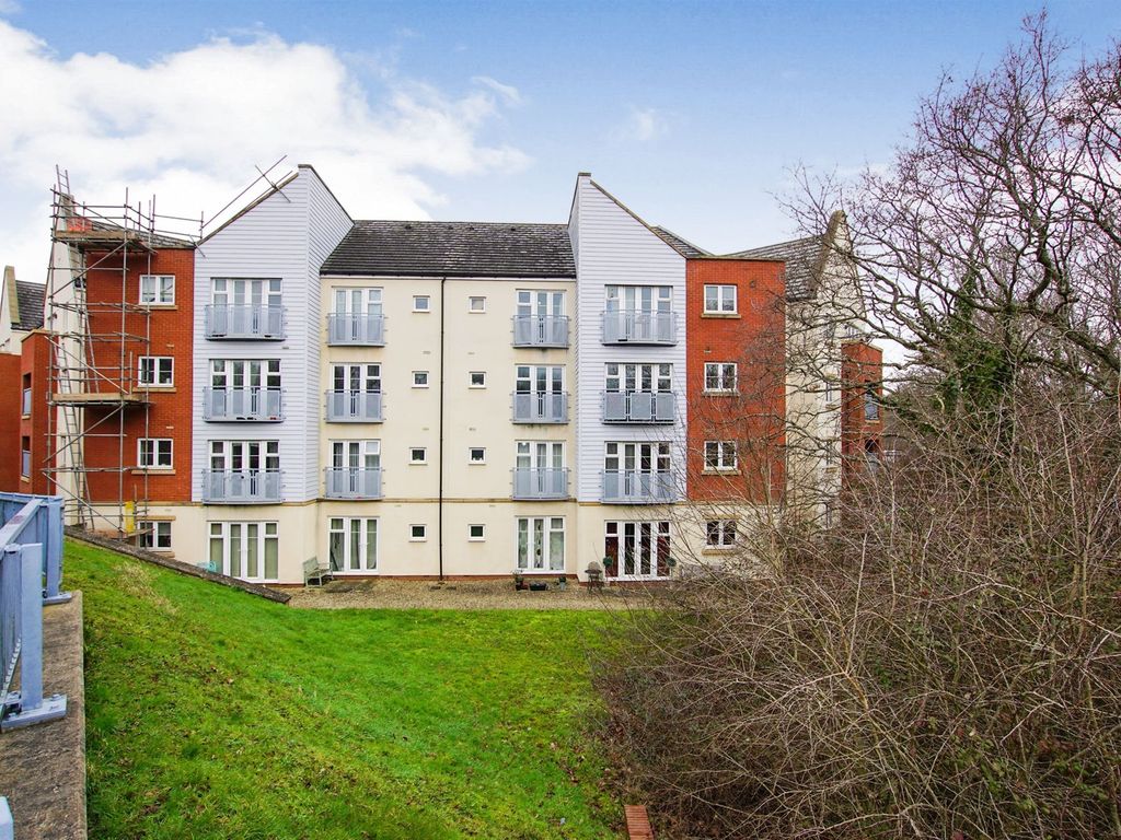 2 bed flat for sale in Arnold Road, Mangotsfield, Bristol BS16, £170,000