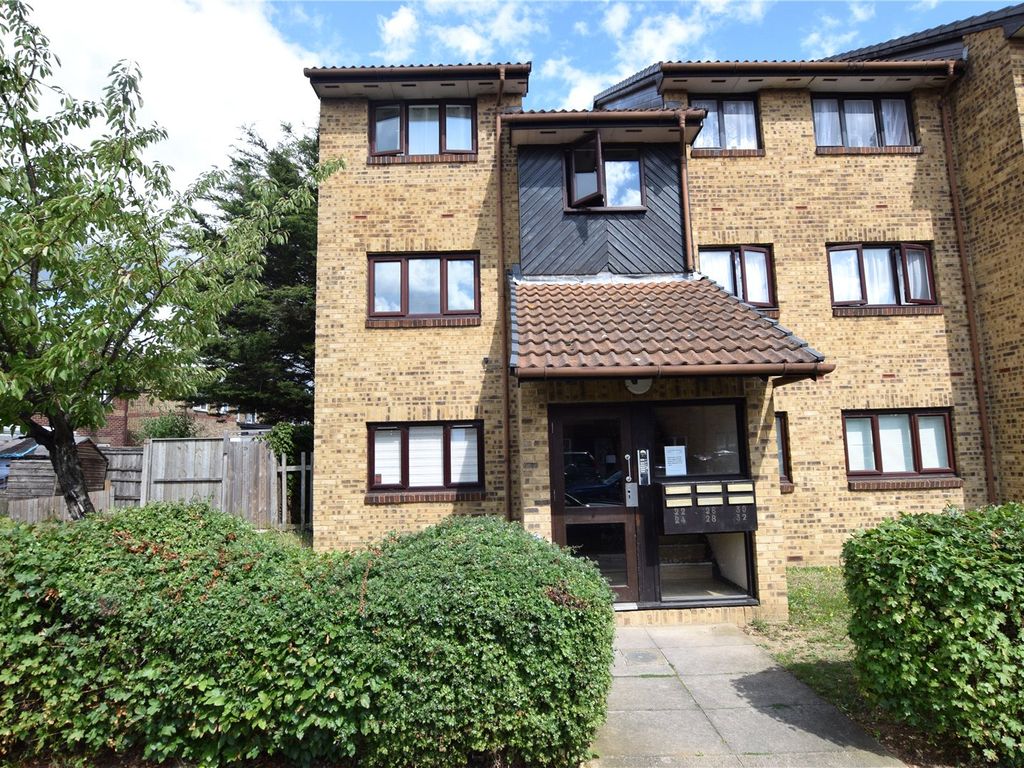 1 bed flat for sale in Crystal Way, Dagenham RM8, £220,000