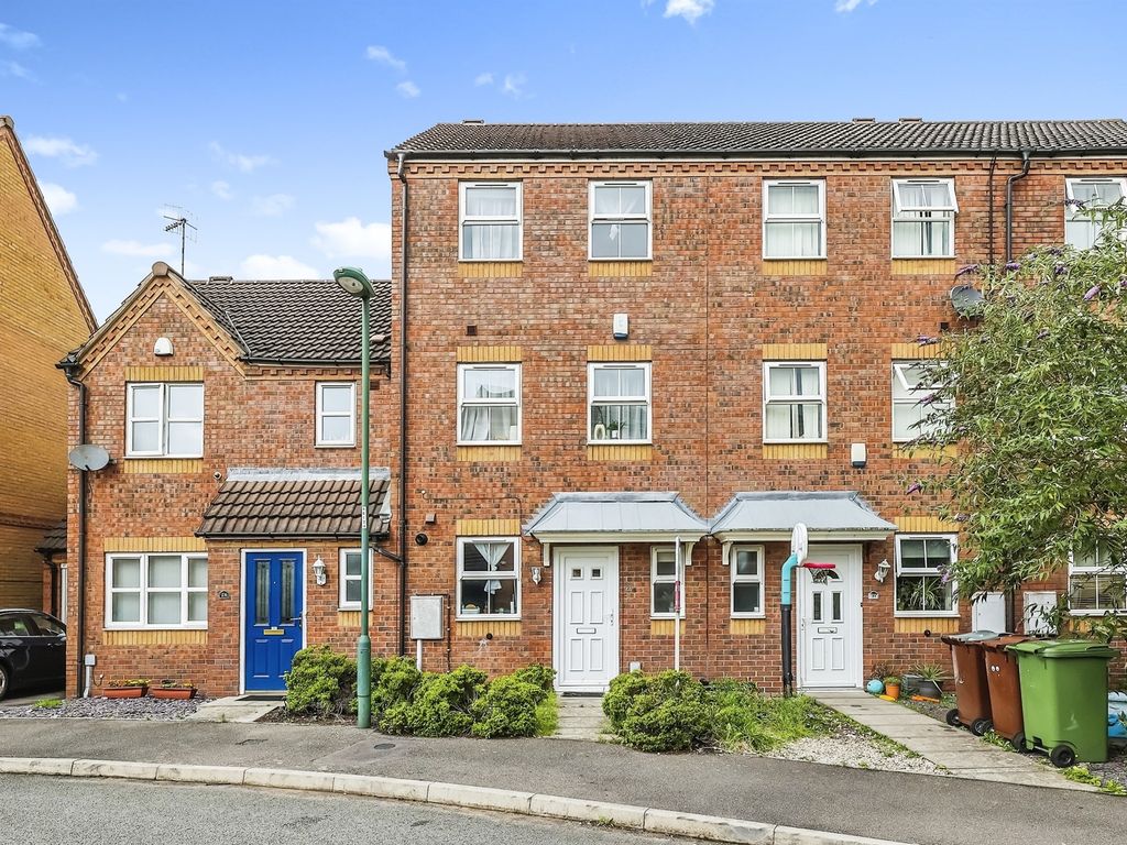 4 bed town house for sale in Edmonstone Crescent, Nottingham NG5, £220,000