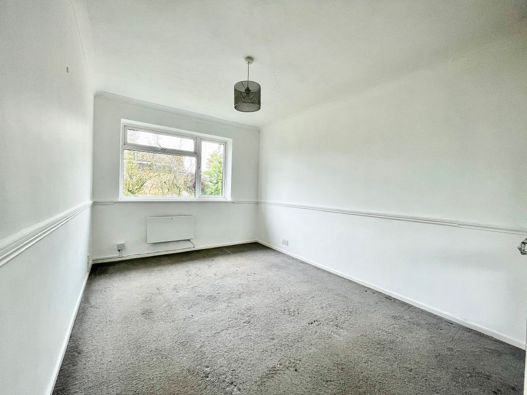 2 bed flat for sale in Chilton Court, Taplow, Maidenhead SL6, £175,000
