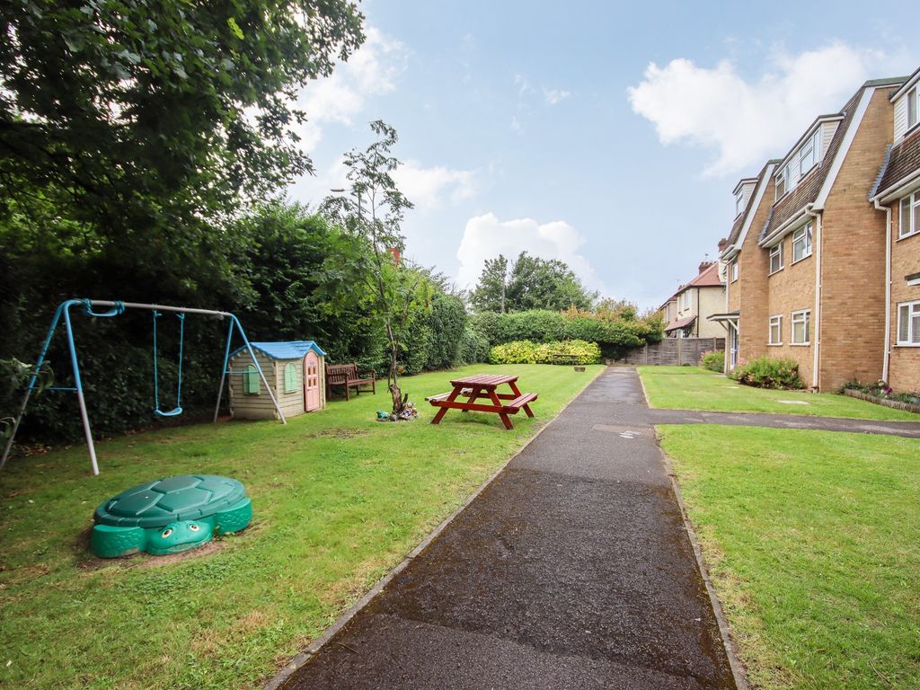 2 bed flat for sale in Chilton Court, Taplow, Maidenhead SL6, £175,000