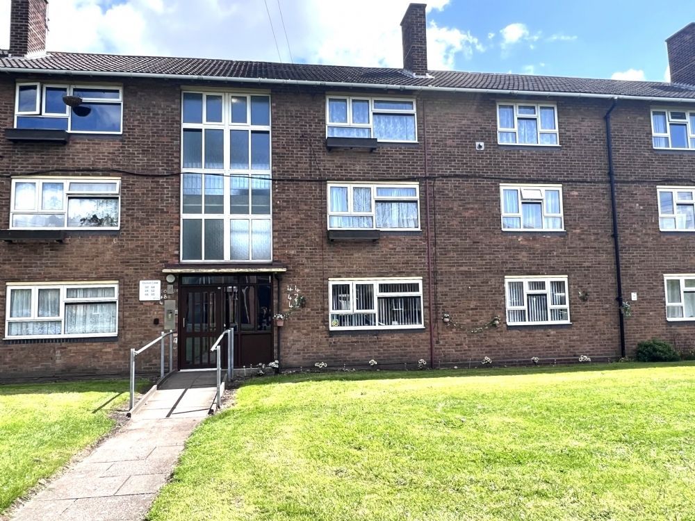 2 bed flat for sale in Clarkes Lane, Willenhall WV13, £95,000