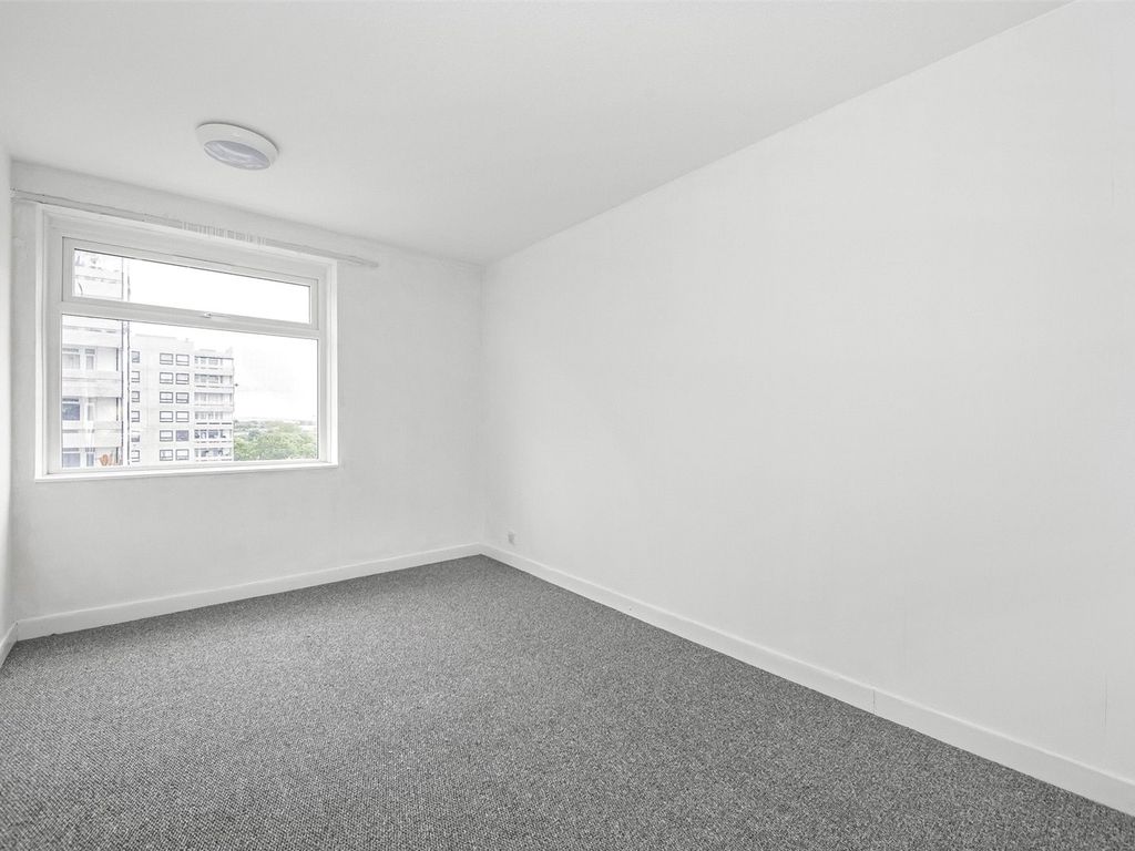 3 bed flat for sale in Oakenholt House, Hartslock Drive, London SE2, £230,000