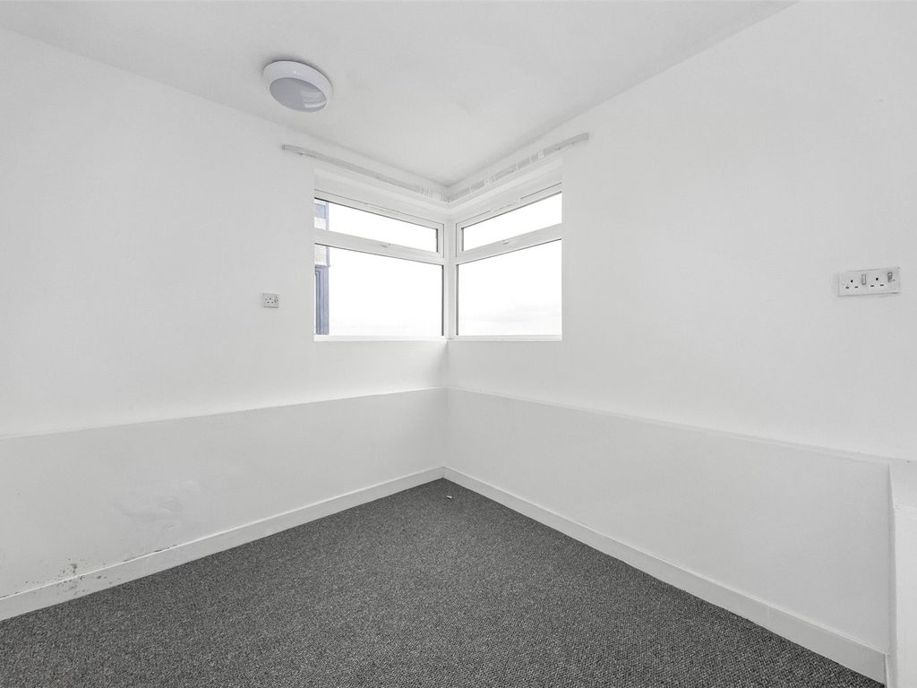 3 bed flat for sale in Oakenholt House, Hartslock Drive, London SE2, £230,000