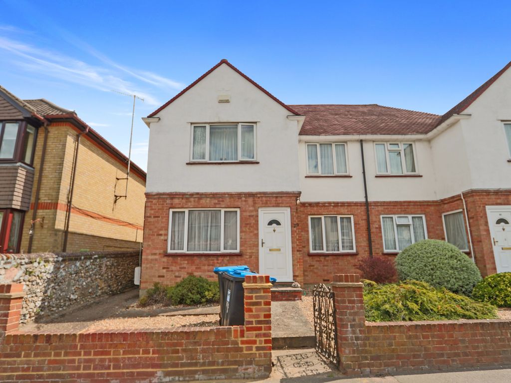 2 bed flat for sale in Godstone Road, Whyteleafe CR3, £250,000