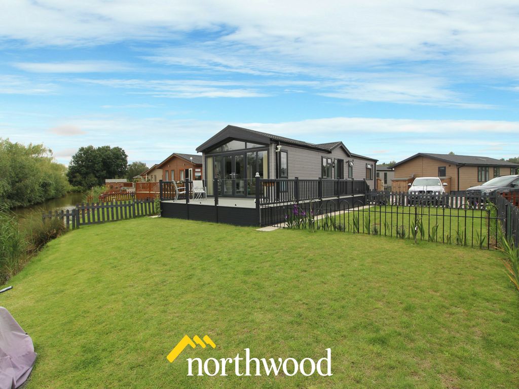 2 bed mobile/park home for sale in Lindholme Lakes, Doncaster DN9, £76,995