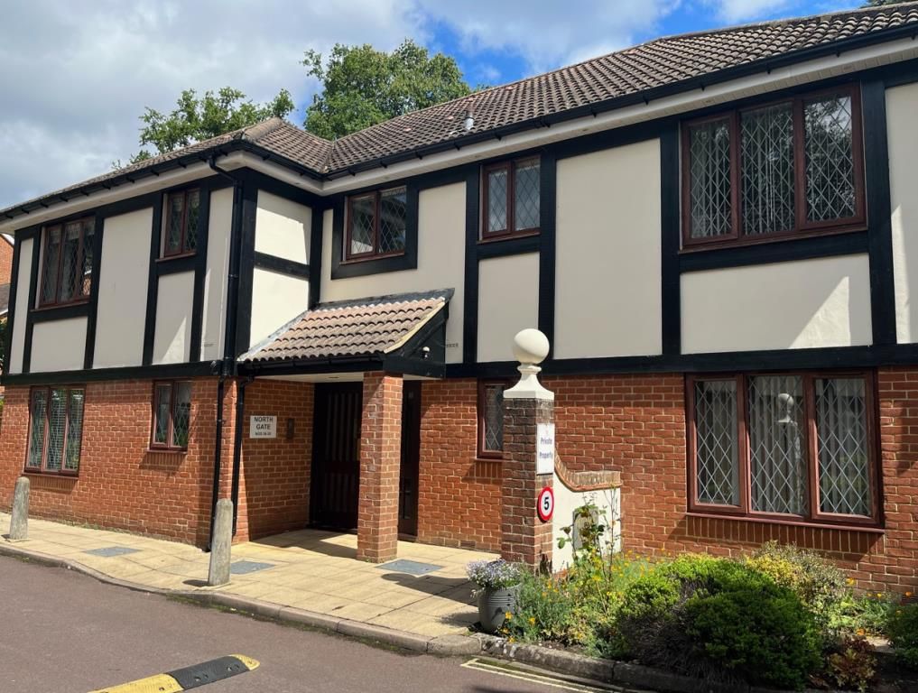2 bed flat for sale in Fleet, Hampshire GU51, £220,000