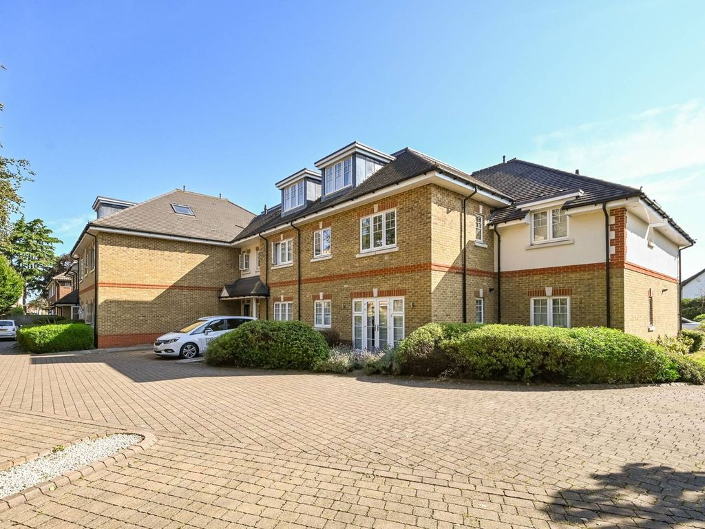 2 bed flat for sale in Cookham Road, Maidenhead SL6, £325,000