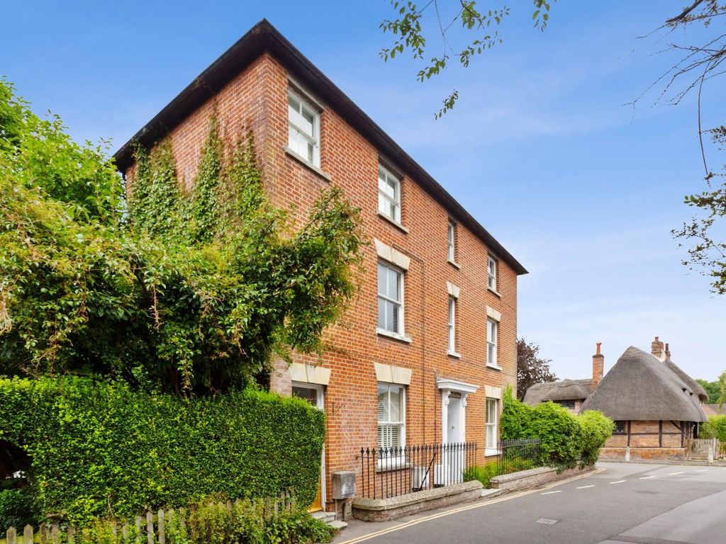 1 bed flat for sale in Middle Street, Salisbury SP2, £215,000
