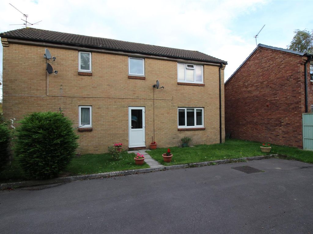 1 bed flat for sale in Colborne Close, Chippenham SN15, £90,000
