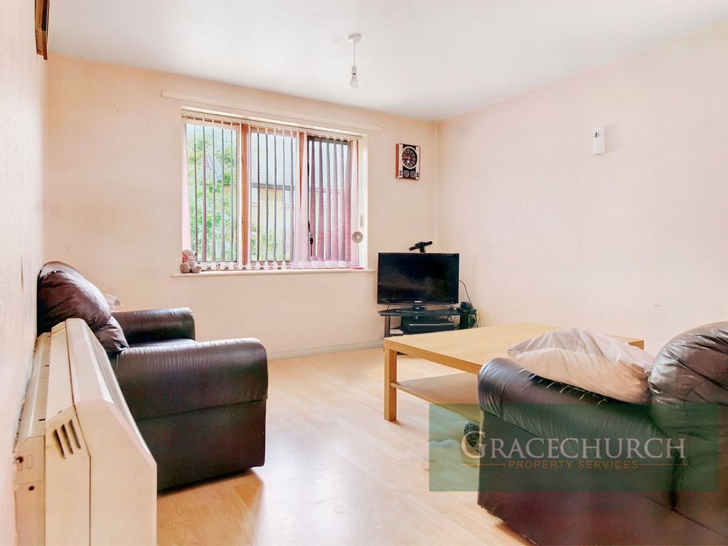 1 bed flat for sale in Swaythling Close, London N18, £220,000