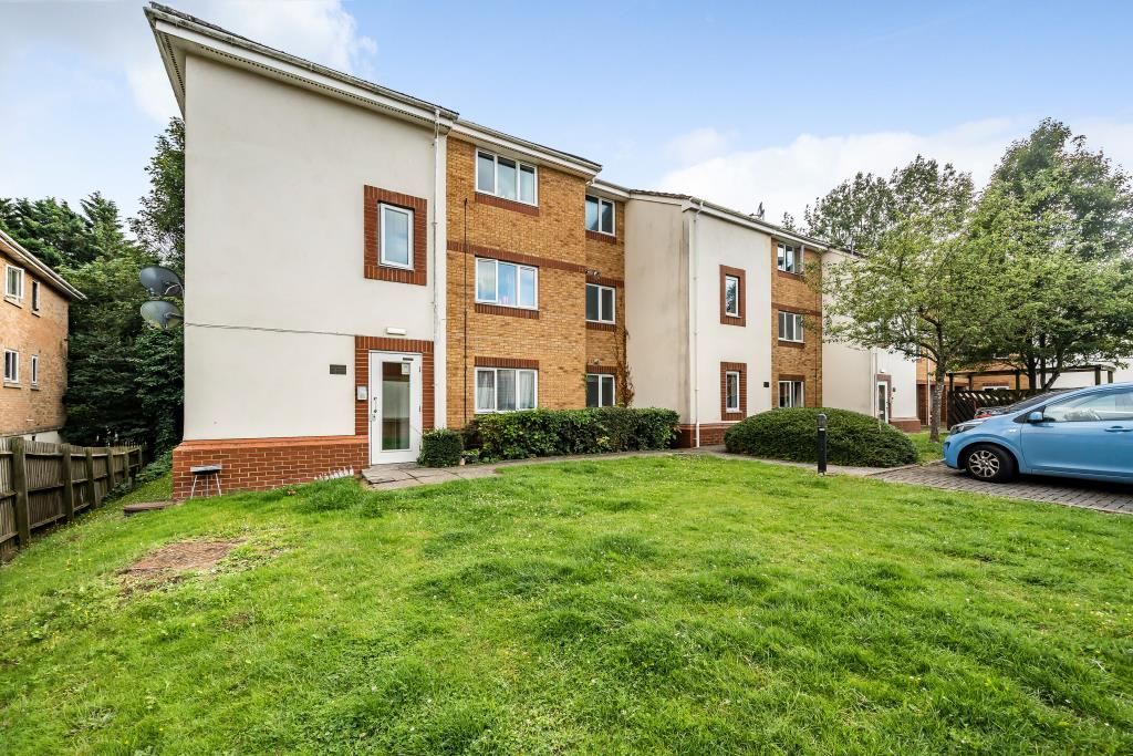 2 bed flat for sale in Thatcham, Berkshire RG19, £180,000