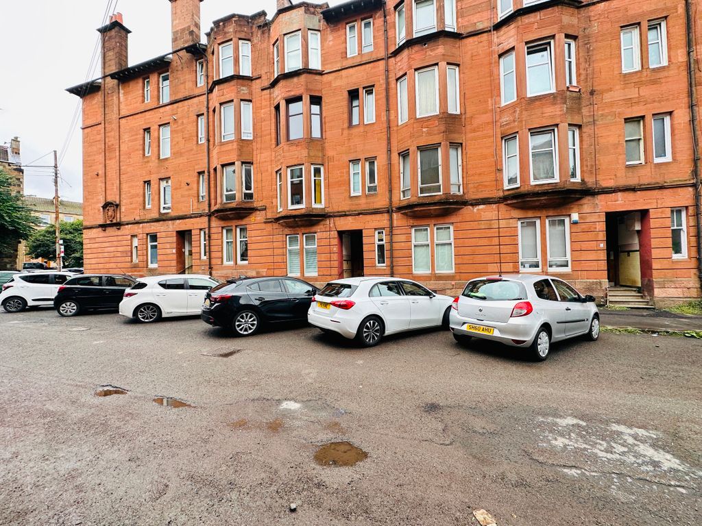 1 bed flat for sale in Ettrick Place, Shawlands, Glasgow G43, £110,000