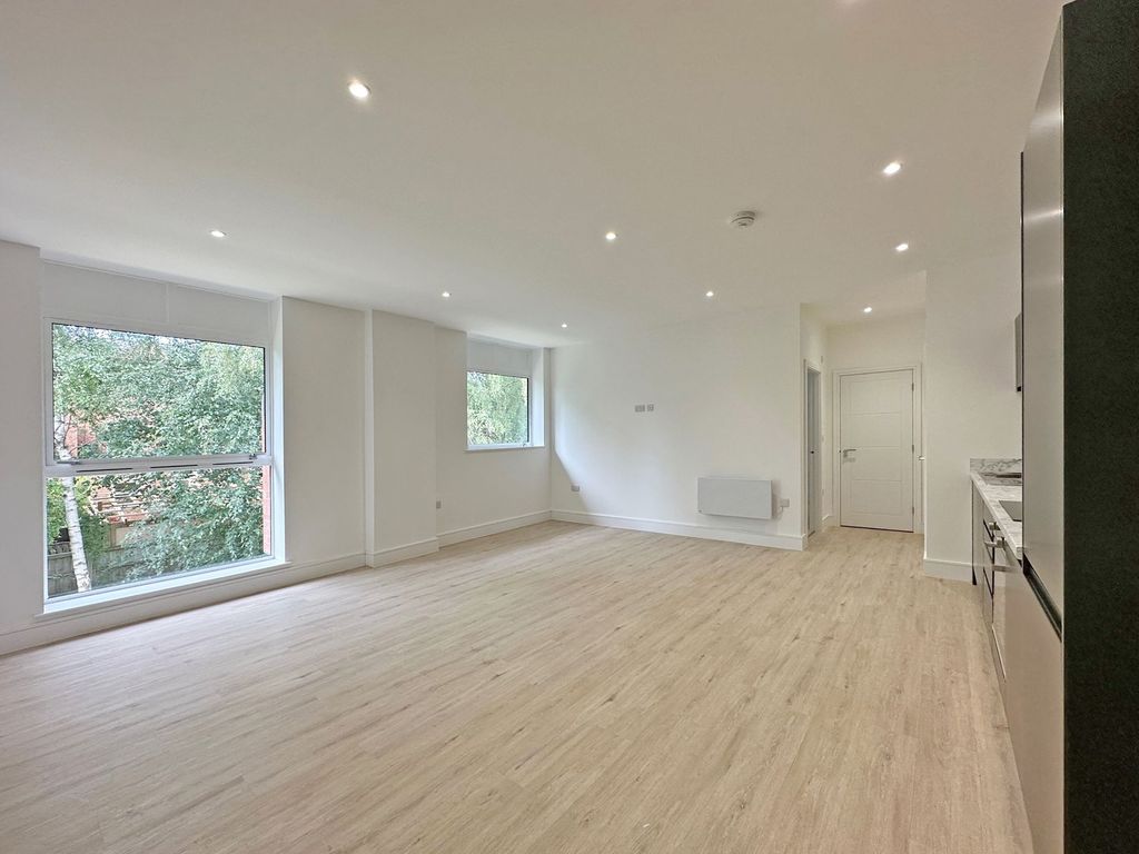 2 bed flat for sale in Kearsley Road, Ripon HG4, £200,000