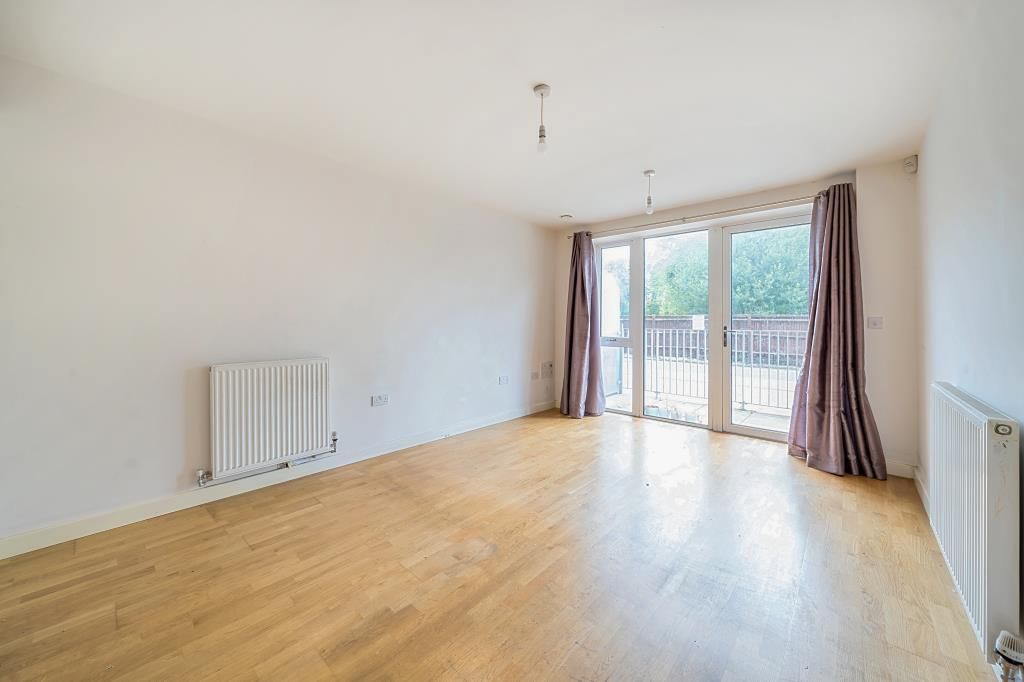 2 bed flat for sale in Slough, Berkshire SL1, £300,000